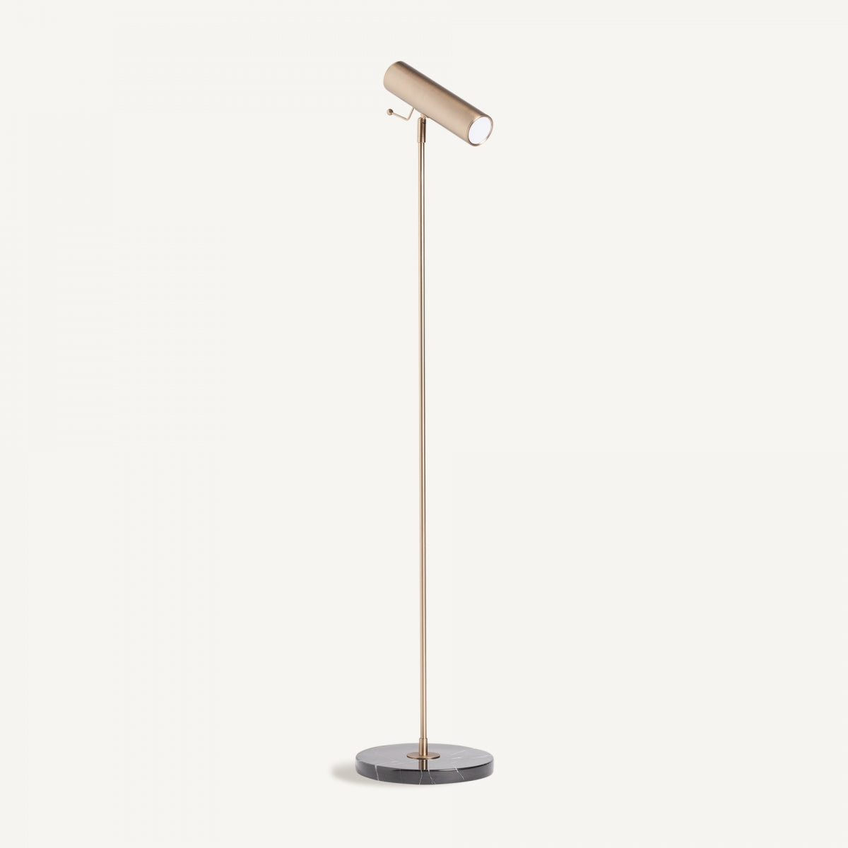 La Lámpara de pie en hierro y mármol Dorana, con cabezal cilíndrico ajustable, base redonda negra y diseño esbelto, aporta estilo moderno y decoración distintiva sobre un fondo blanco.