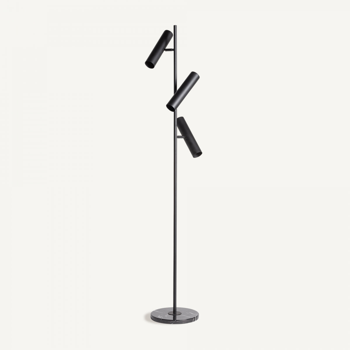 La lámpara de pie en hierro y mármol Deco combina tres focos cilíndricos ajustables sobre un poste vertical y base redonda, ideal para ofrecer iluminación de calidad y un toque art déco discreto al ambiente.