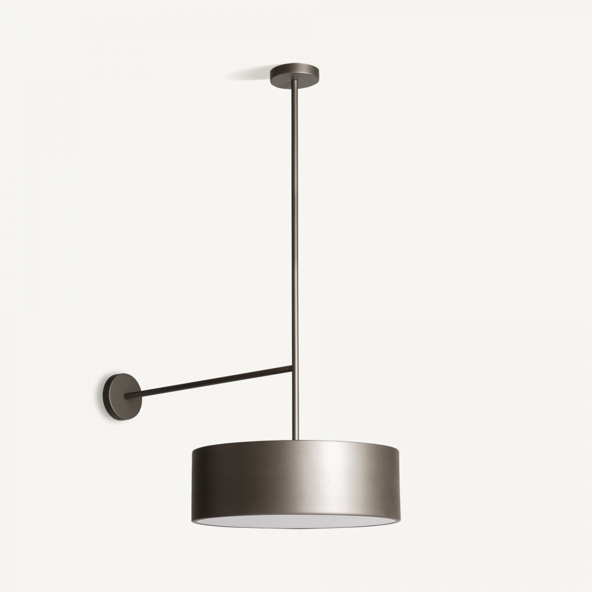 El aplique de pared en hierro blanco Moer es un aplique moderno tipo Art Deco con pantalla cilíndrica de metal, suspendido por una varilla central y brazo horizontal, ideal para una decoración interior elegante.