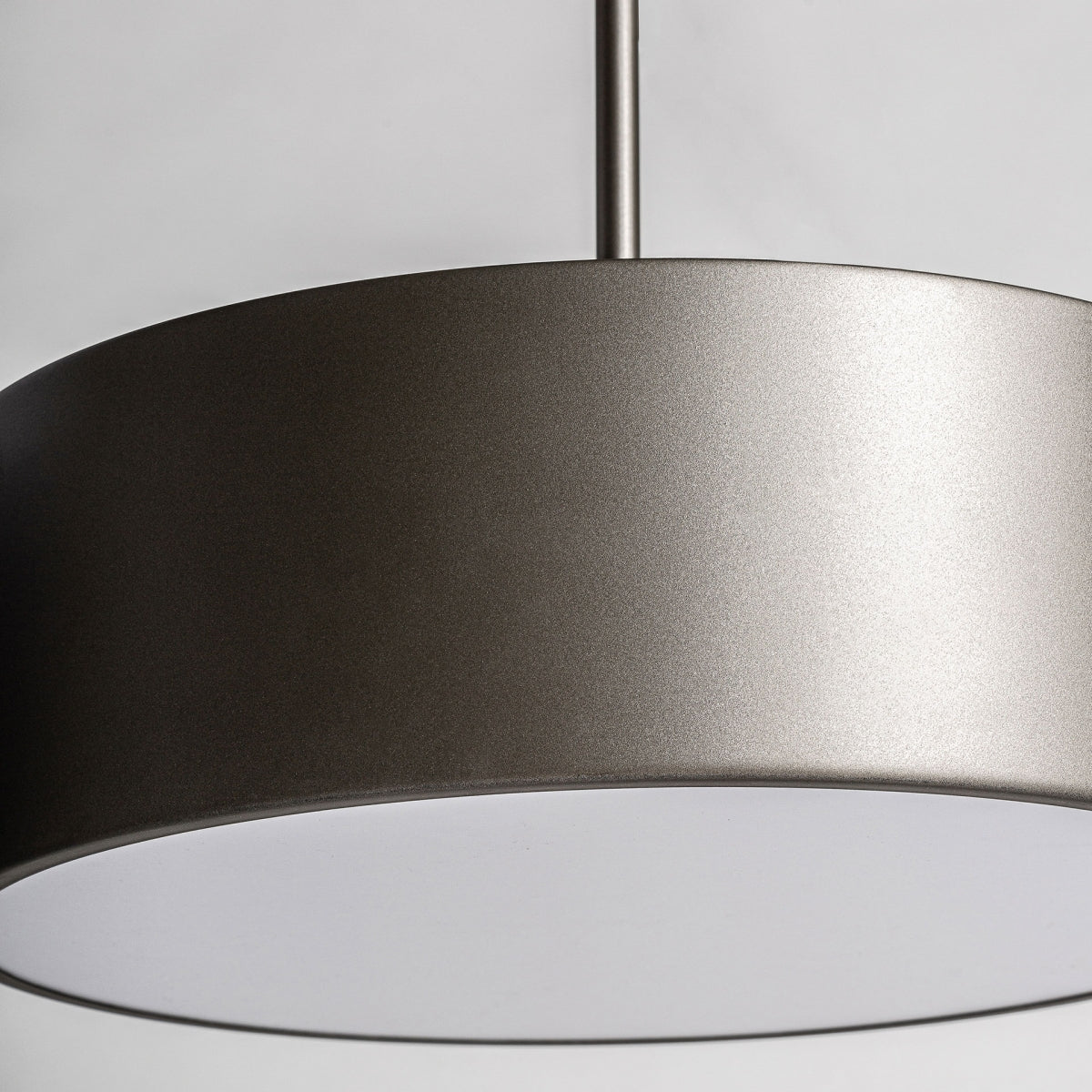 Primer plano del Aplique de pared en hierro blanco Moer, una moderna lámpara de pared de hierro blanco con un elegante acabado mate, perfecta para añadir un elegante toque Art Decó a cualquier interior.