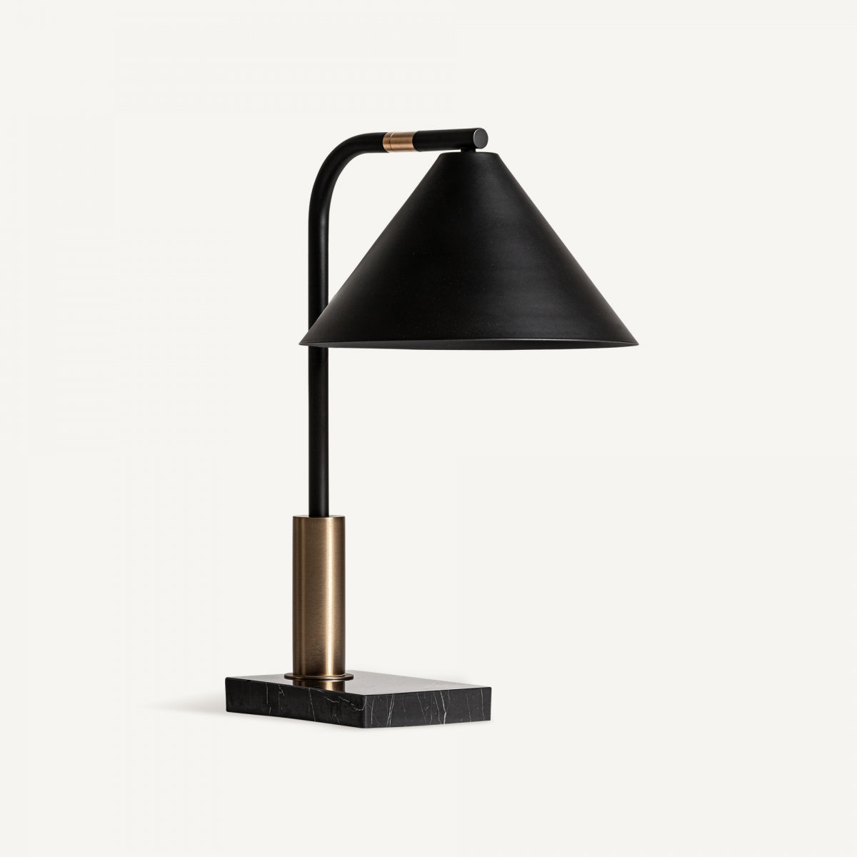 La Lámpara de mesa en hierro y mármol Deco, con pantalla cónica negra, detalles en latón y base rectangular de mármol negro, ofrece iluminación suave sobre fondo blanco.