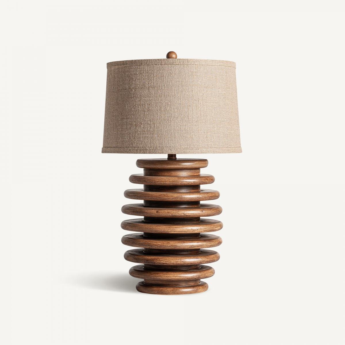 La Lámpara de sobremesa en resina y lino O-Deco cuenta con una base de madera en espiral y una pantalla de tela beige, añadiendo un toque de elegancia Art Déco.