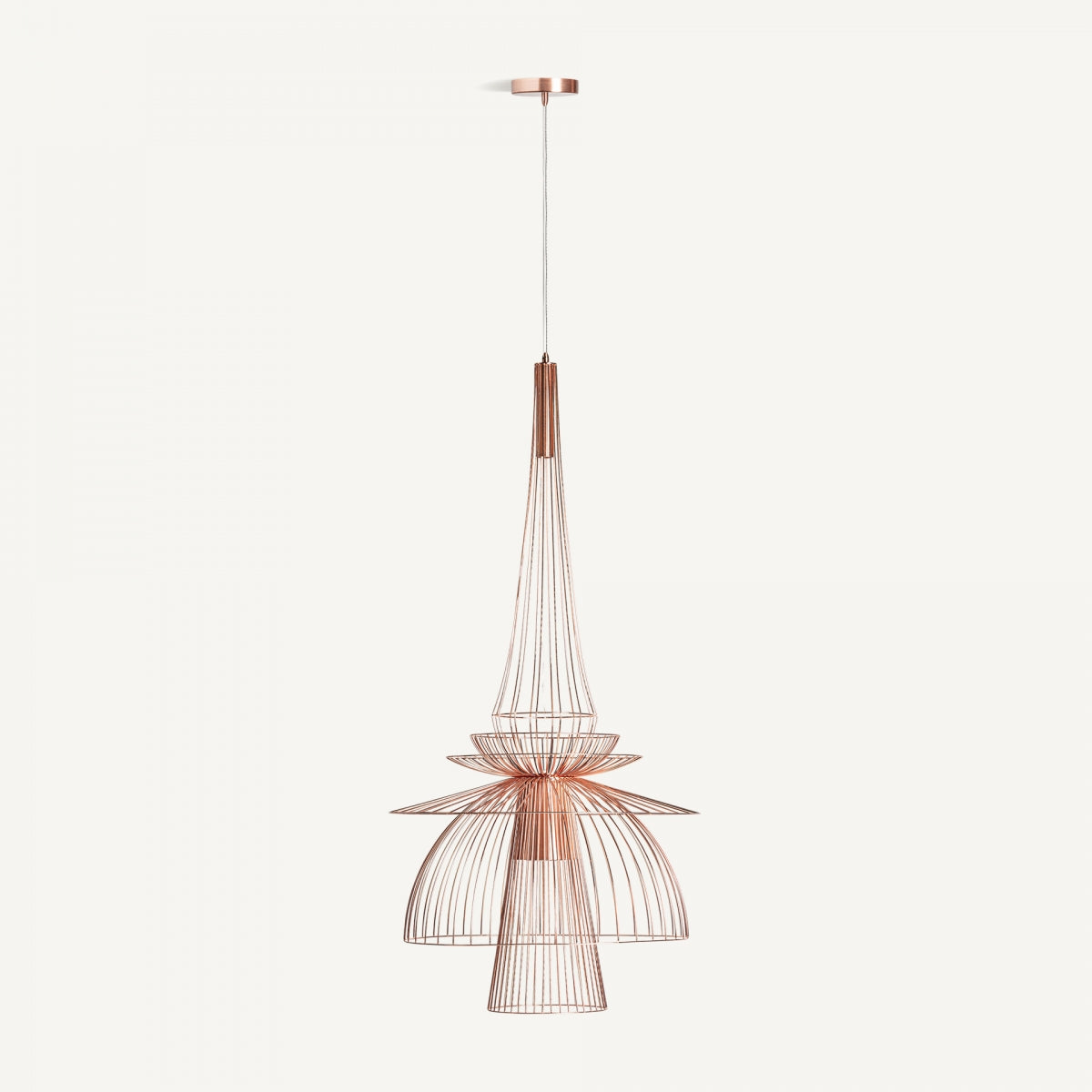 La "Lámpara colgante en hierro cobre art déco Turea" presenta una intrincada estructura de alambre de cobre que cuelga elegantemente del techo, su diseño geométrico se asemeja a una flor estilizada o una escultura abstracta, ofreciendo iluminación con estilo sobre un fondo blanco liso.