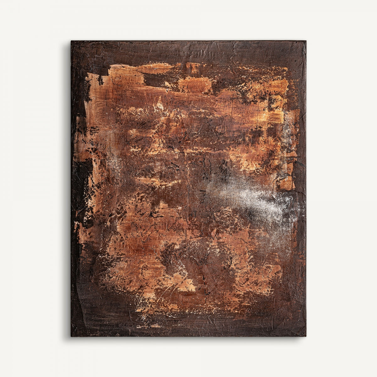 Cuadro decorativo abstracto en madera de pino Jairo (120x150 cm) con pinceladas texturizadas en tonos marrón, cobre y negro sobre fondo blanco. Ideal para decoración de interiores y dar un toque moderno a cualquier espacio.