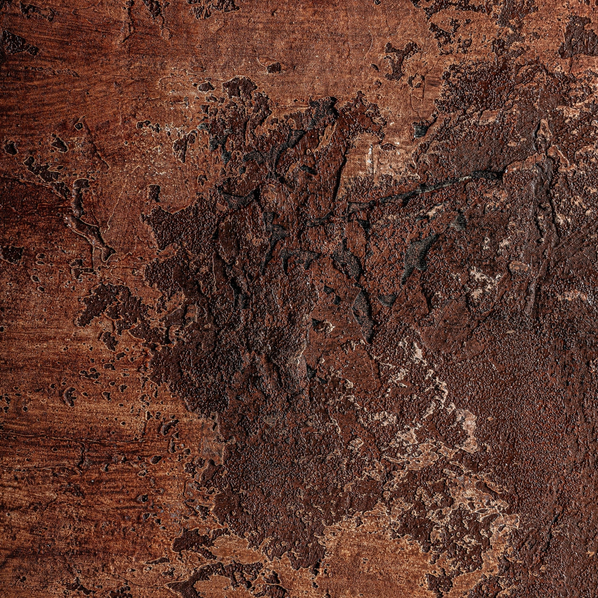 Primer plano de una superficie rugosa en tonos marrón oscuro y rojizos, evocando óxido, ideal para decoración de interiores con el cuadro decorativo abstracto en madera de pino (120x150 cm) Jairo.