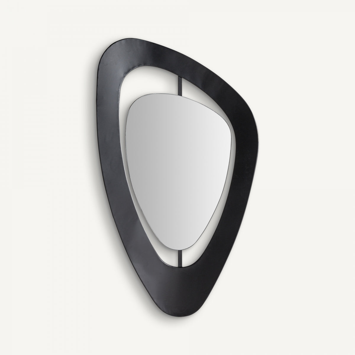 El Espejo art déco en hierro negro (58x106 cm) Gabe presenta una superficie triangular irregular y un marco negro, ideal para decoración moderna y aportar un toque de diseño exclusivo a cualquier ambiente.