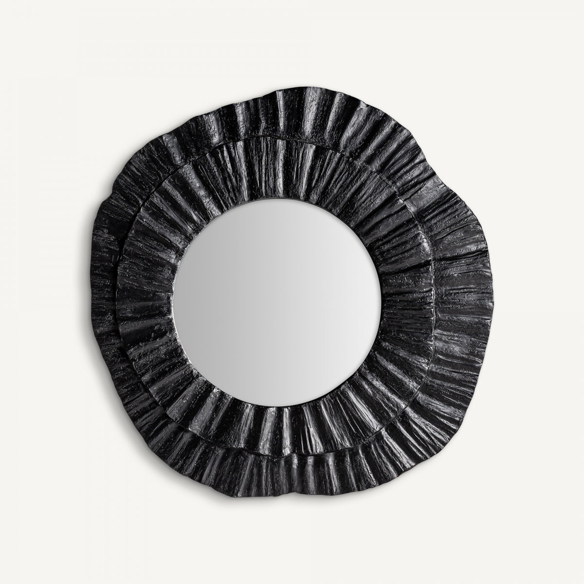 El Espejo contemporáneo de resina negra (101 x 104 cm) Korin presenta un marco de resina negra texturizada con bordes festoneados irregulares que evocan la piedra rugosa. Perfecto para espacios de inspiración industrial, destaca sobre un fondo claro.