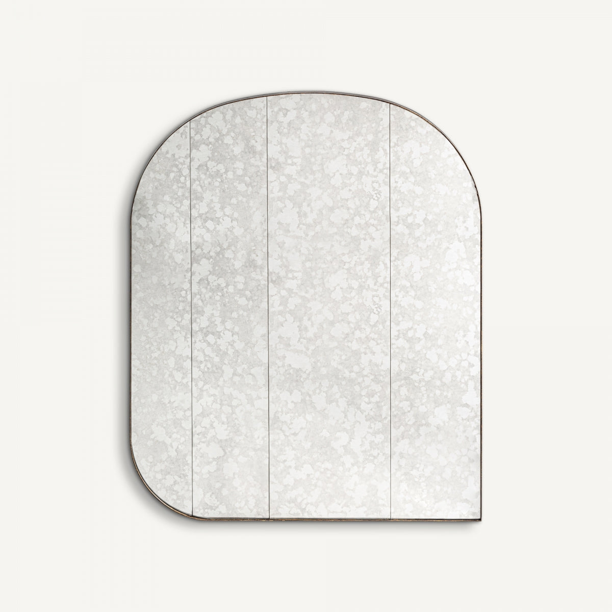 El espejo vintage en bronce y hierro Guiem cuenta con un acabado de vidrio desgastado y diseño vertical, perfecto para decoración elegante. Aporta un toque de estilo Art Deco sobre fondo sencillo.