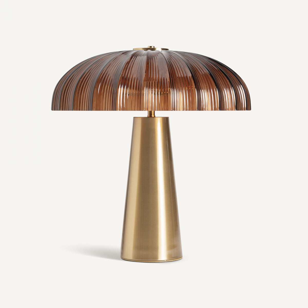 La lámpara de mesa en cristal y acero MM70 presenta una base de latón moderna y una pantalla marrón acanalada en forma de cúpula, que agrega estilo y calidez, y se muestra sobre un fondo blanco liso.