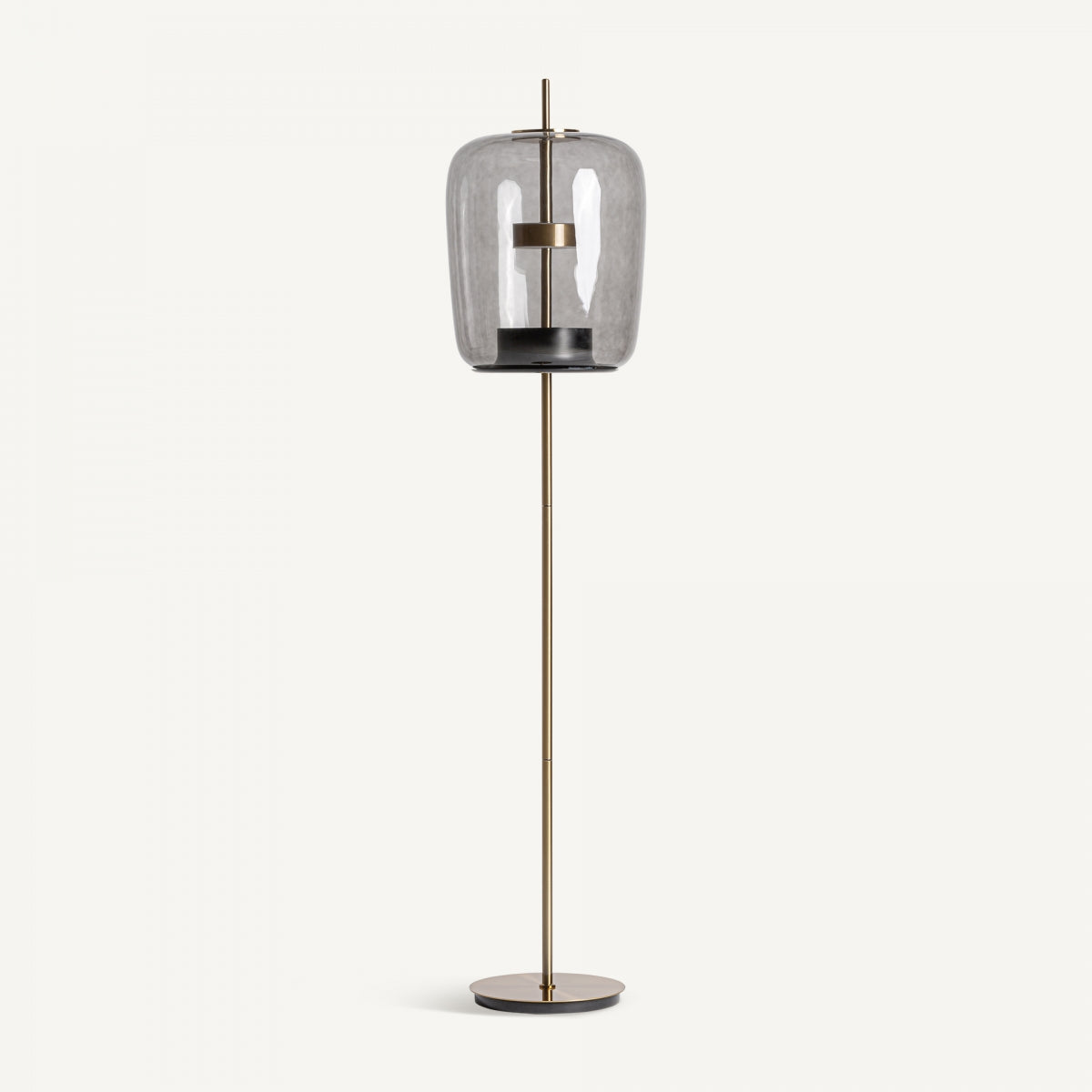 La Lámpara de pie en metal cristal y acrílico Arte 16 cuenta con un soporte de latón, una base circular y una gran pantalla de vidrio gris ahumado con un accesorio interno, todo inspirado en el diseño arte deco.