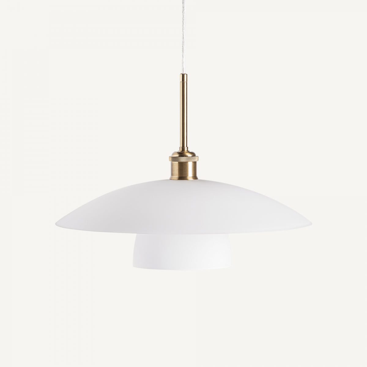 La Lámpara colgante en cristal y oro 74 presenta una amplia pantalla blanca en forma de cúpula con una elegante varilla y accesorio de latón, suspendida por un cable.