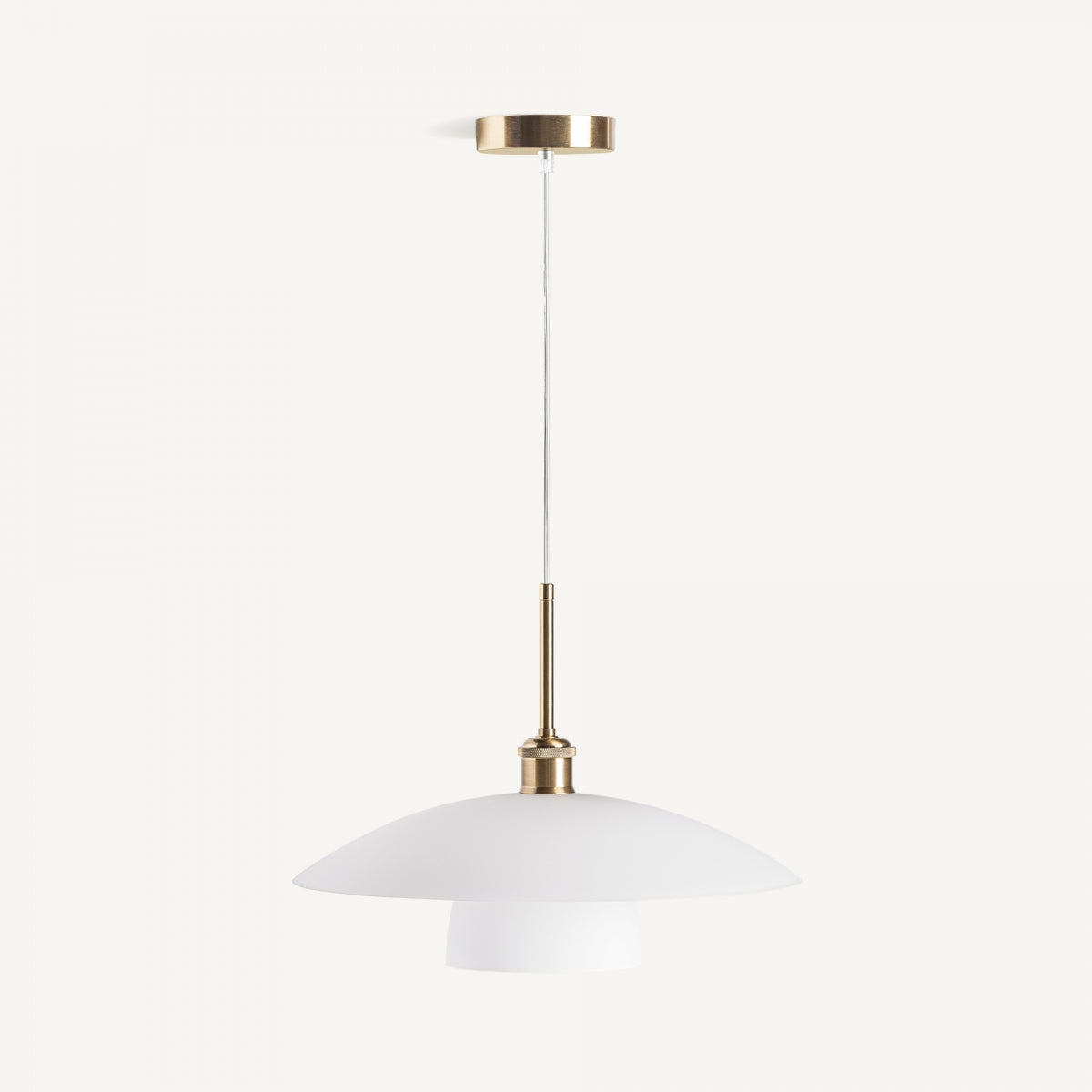La lámpara colgante en cristal y oro 74 presenta un diseño moderno con una pantalla blanca y detalles de latón, que irradia elegancia art déco mientras cuelga con gracia de un soporte de techo.