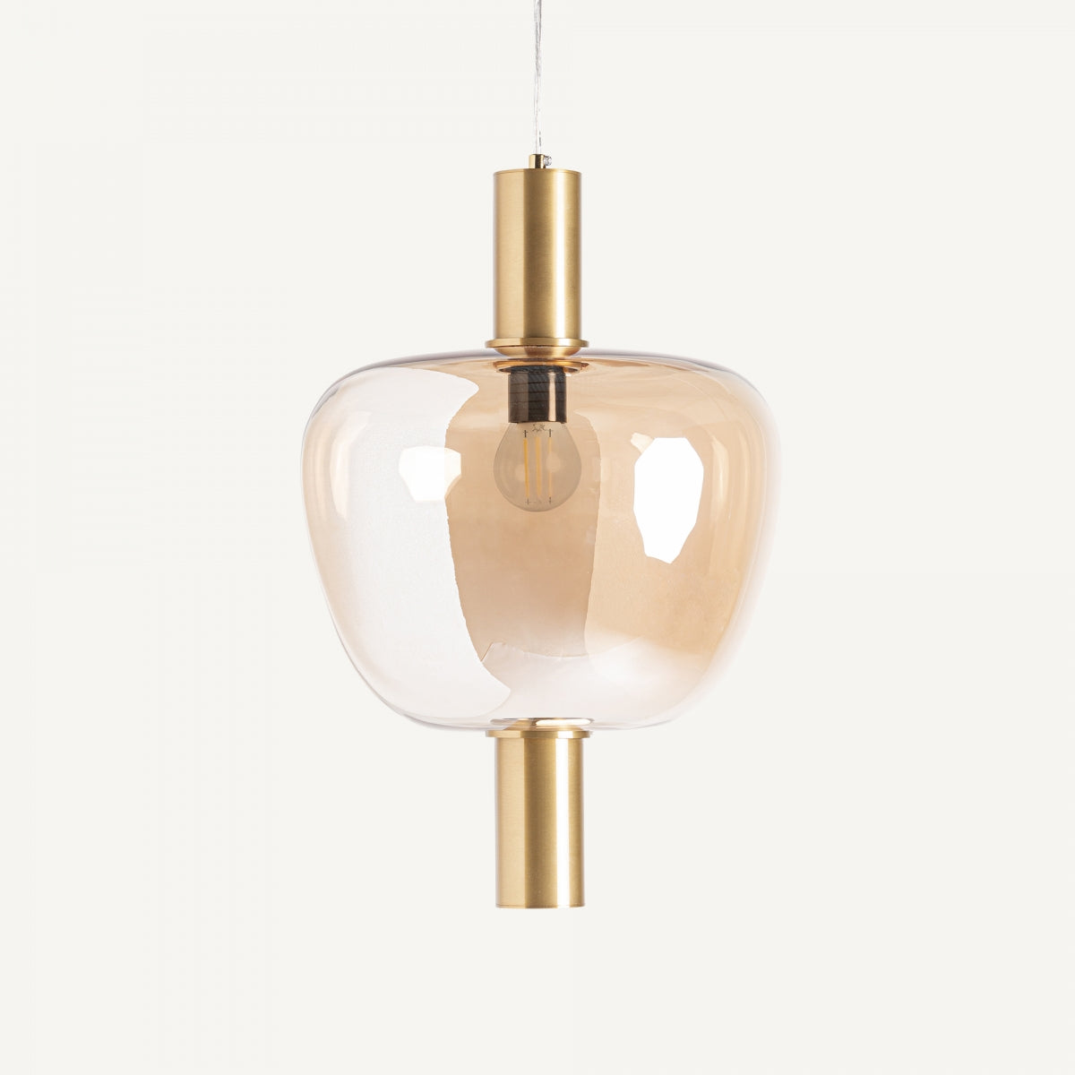 La Lámpara colgante en cristal y acero oro Deco 76 presenta una pantalla de vidrio transparente y accesorios de latón, mostrando una bombilla visible.