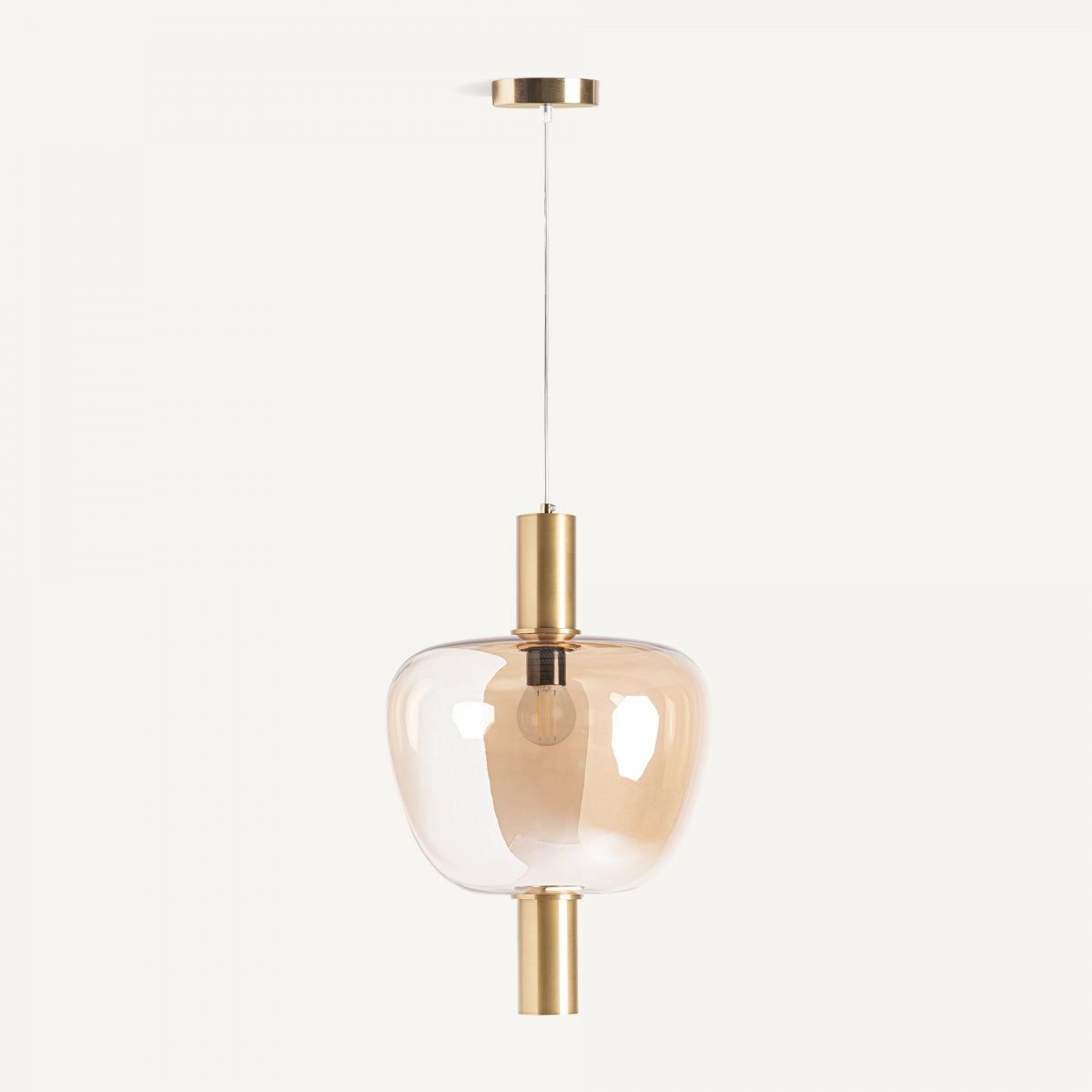 La lámpara colgante en cristal y acero oro Deco 76, con pantalla de cristal transparente y accesorios de latón, irradia elegancia art déco cuando está suspendida del techo.
