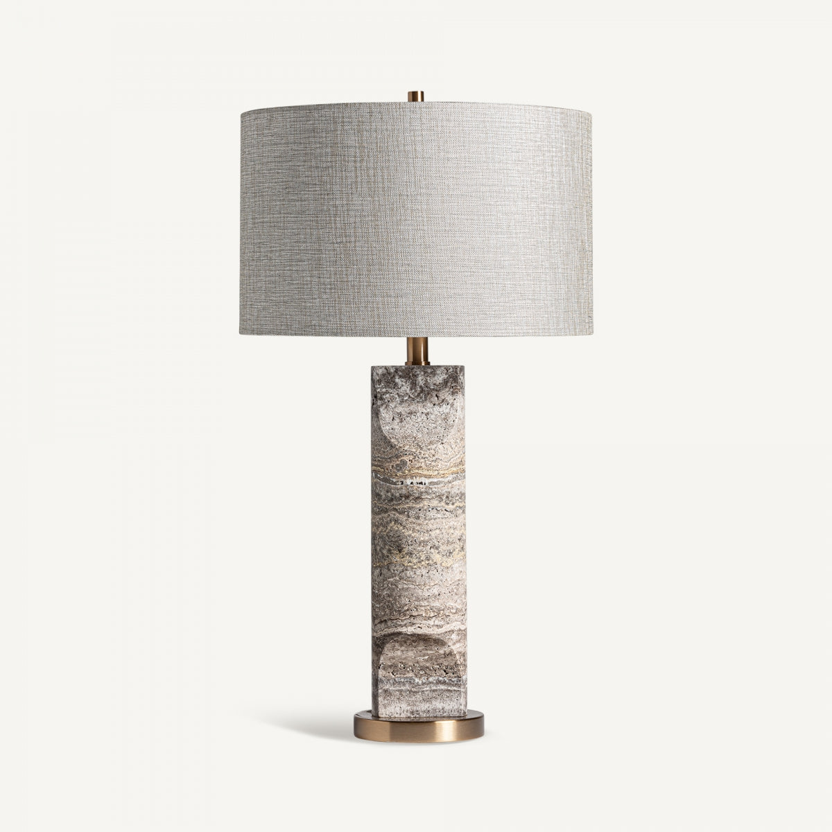 Lámpara de mesa en mármol y hierro Middec con base cilíndrica de mármol de vetas naturales y pantalla redonda de tela, sobre fondo blanco-una elegante opción para espacios de lujo.
