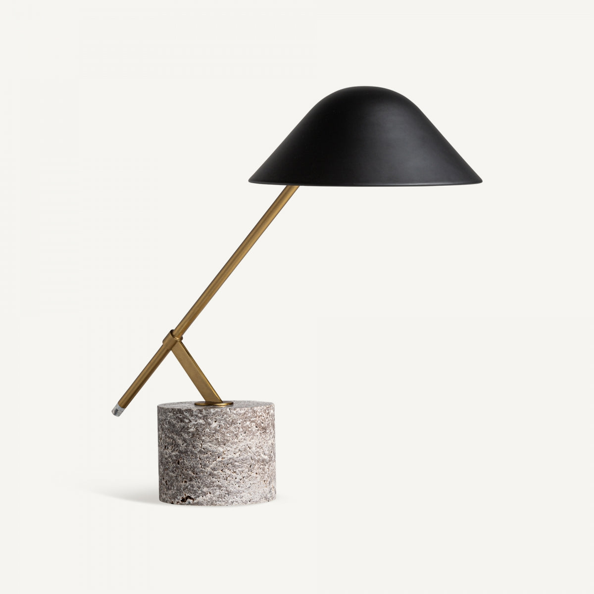 La Lámpara de mesa en mármol y hierro Takia, con base cilíndrica de piedra, brazo de latón angular y pantalla negra mate tipo domo, es ideal para interiores elegantes y aparece sobre un fondo blanco liso.