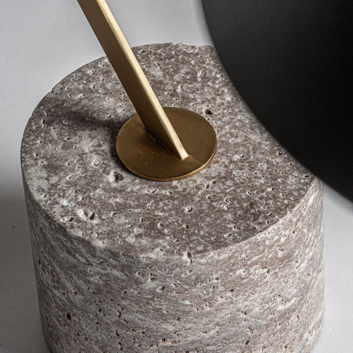 La Lámpara de mesa en mármol y hierro Takia combina una base redonda de mármol texturizado con un tubo de hierro, perfecta para interiores elegantes y ambientes que buscan un diseño cómodo.