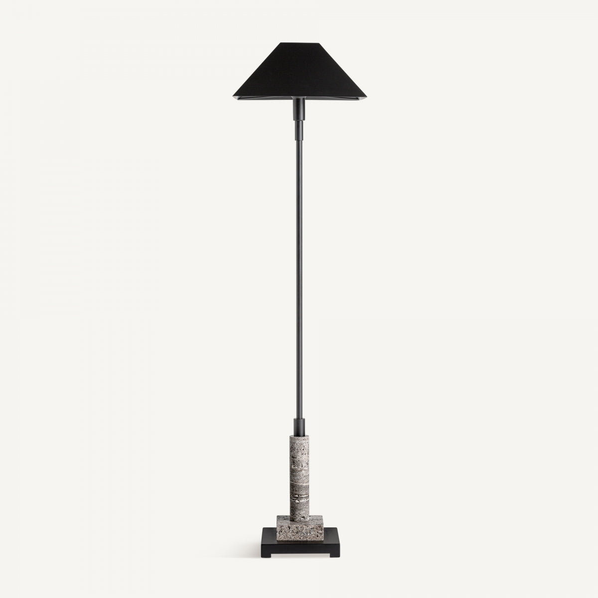 La Lámpara de pie en mármol e hierro Deco presenta una pantalla cuadrada negra, un delgado poste de hierro negro y una base con detalles en mármol, ofreciendo elegancia y funcionalidad sobre un fondo blanco liso.