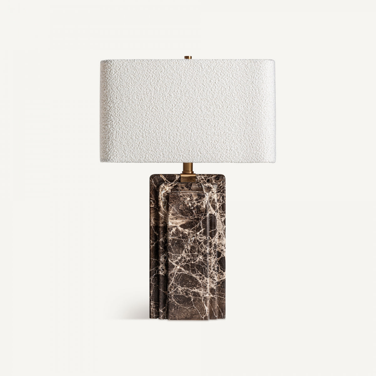 La lámpara de mesa en mármol marrón y detalles dorados Artis aporta un toque elegante y confortable, ideal para realzar cualquier ambiente.