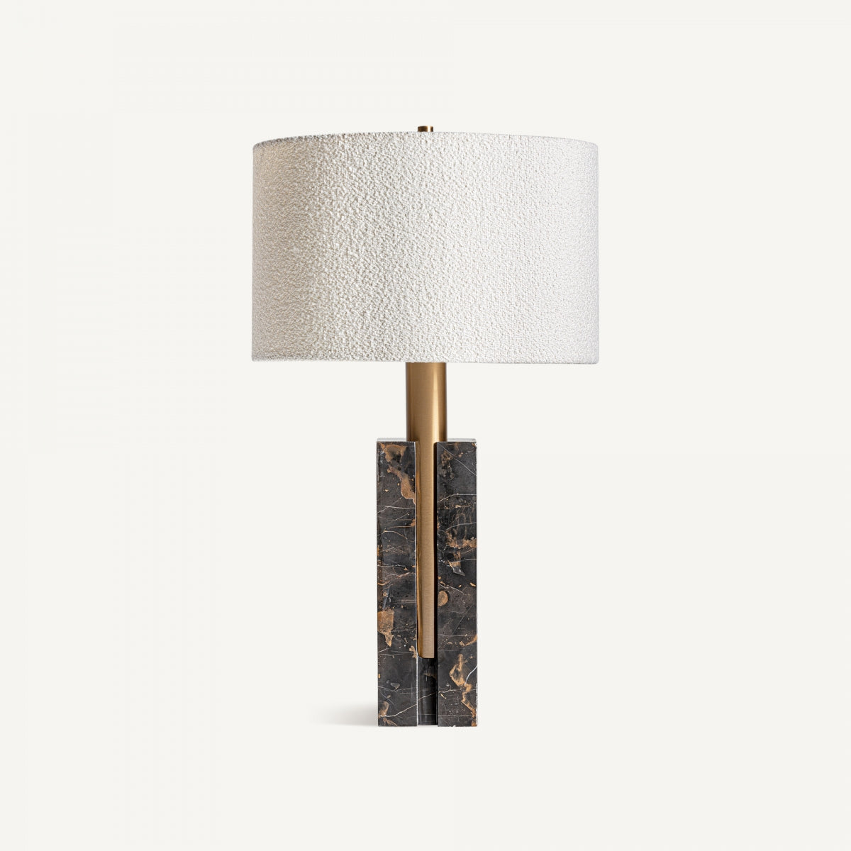 La lámpara de mesa en mármol y hierro Artco tiene pantalla cilíndrica blanca texturizada, vástago de latón y base rectangular de mármol negro con vetas marrón; Destaca su diseño moderno sobre fondo blanco.