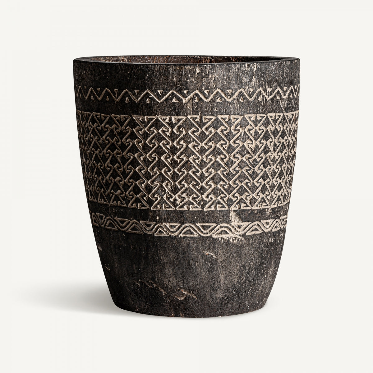 Un jarrón de madera de palma Nantua que presenta intrincados patrones geométricos grabados en bandas horizontales, esta pieza artesanal muestra una artesanía refinada y un diseño atemporal.