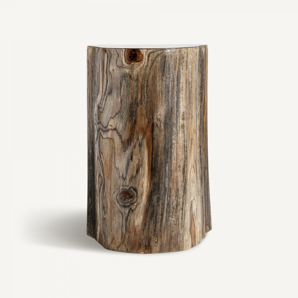La mesa auxiliar de madera marrón Bitche presenta un diseño en forma de tronco con patrones de vetas visibles y una superficie lisa, evocando el estilo étnico sobre un fondo claro.