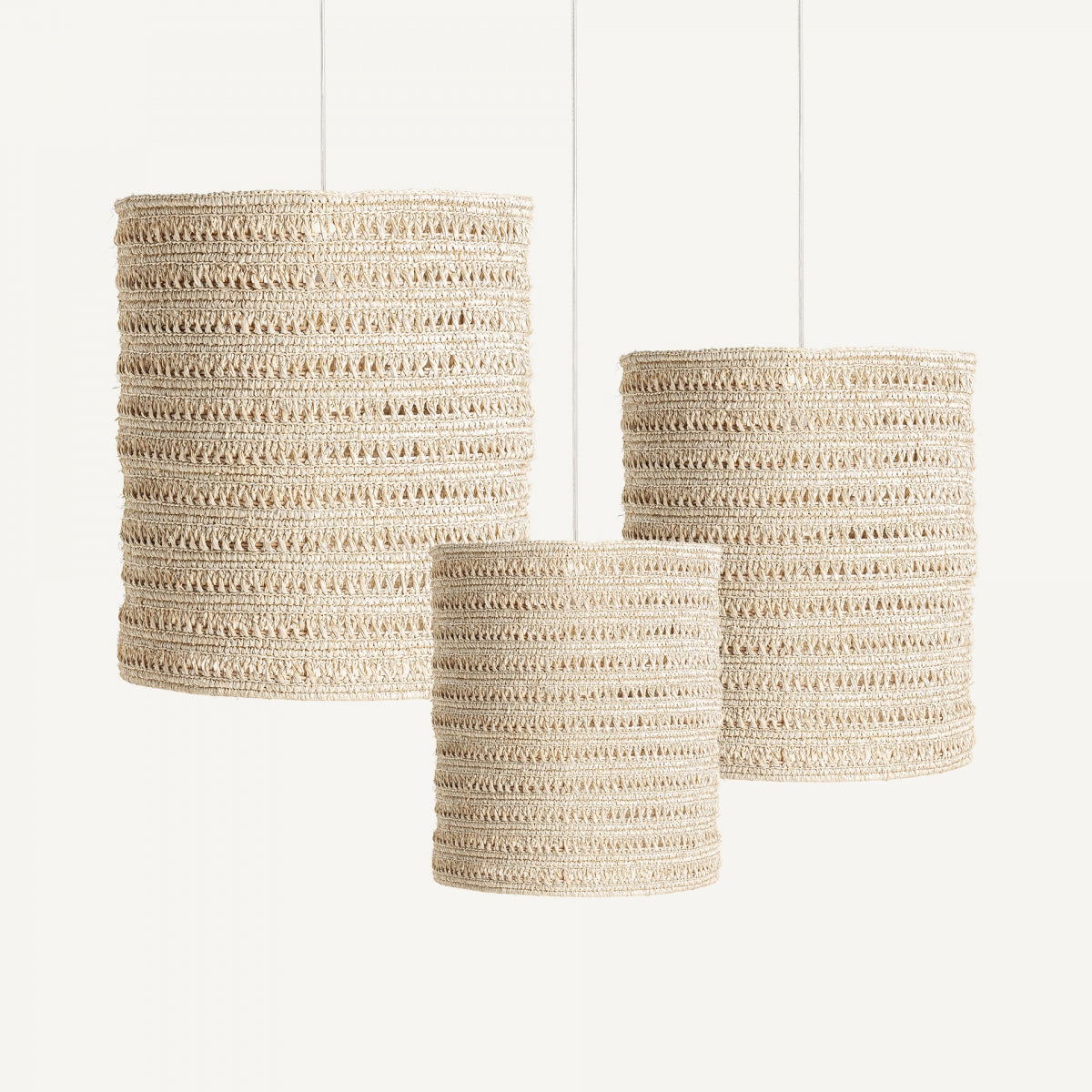 La Lámpara colgante en fibra natural Boho (3 piezas) presenta tres pantallas tejidas de distintos tamaños alineadas, resaltando su estilo boho y detallada artesanía en fibra natural sobre fondo blanco.