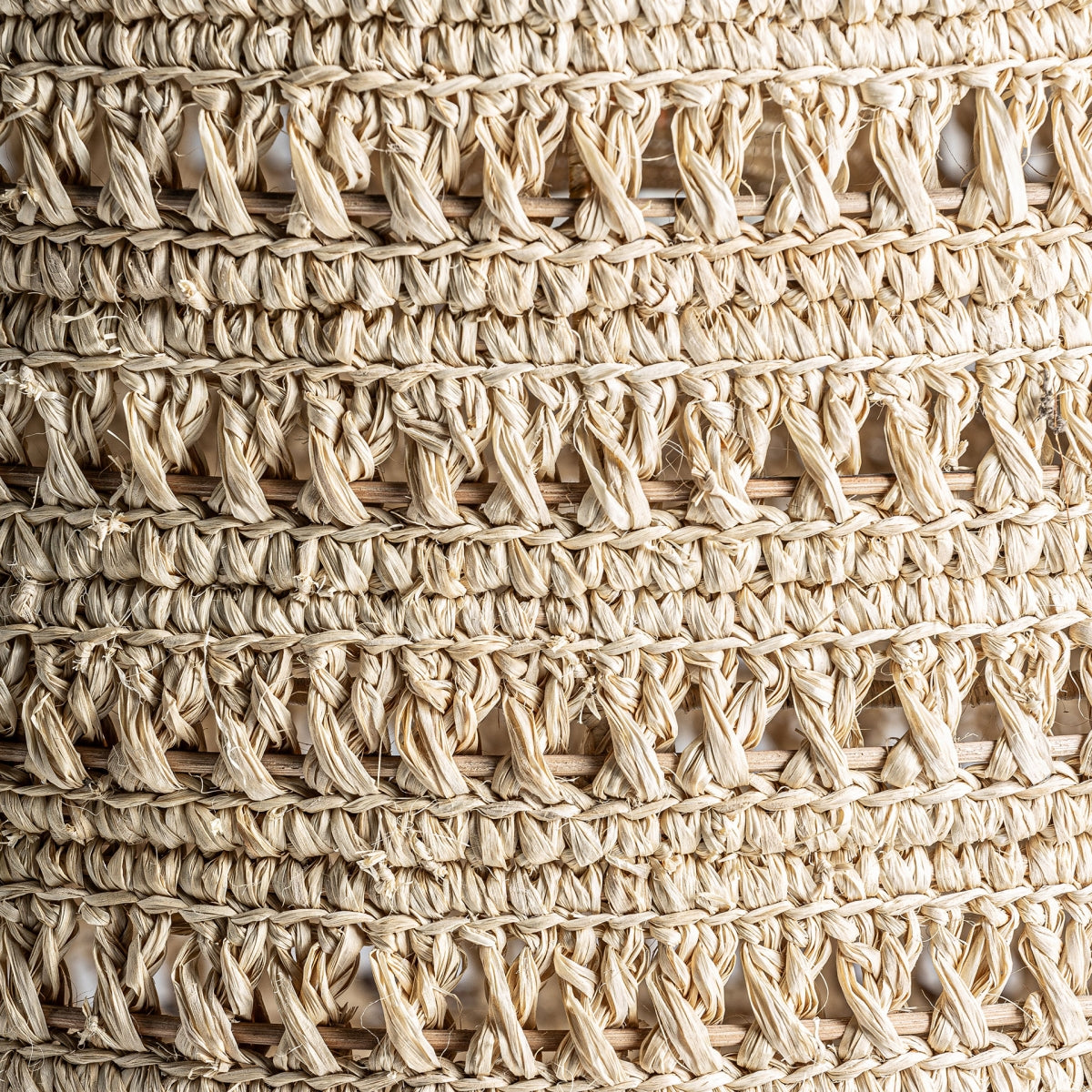 Primer plano de fibra natural tejida, que muestra una textura intrincada y hebras entrelazadas, ideal para agregar estilo boho o inspirar su propio diseño de Lámpara colgante en fibra natural Boho (3 piezas).