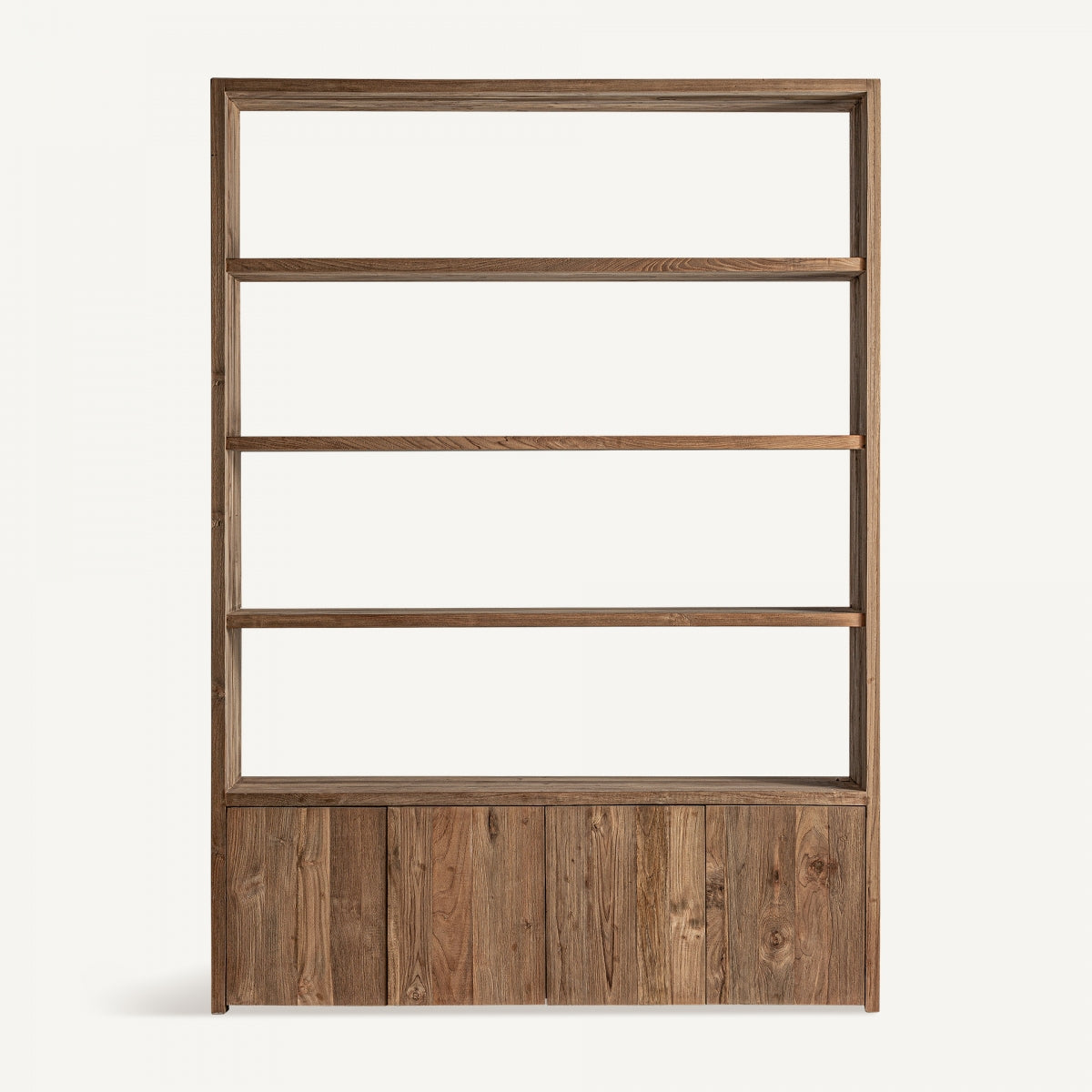 La estantería rústica de madera de teka Louhans (150x40x210 cm) tiene cuatro estantes abiertos y un gabinete inferior cerrado, ideal para cualquier espacio y perfecta sobre un fondo blanco sencillo.