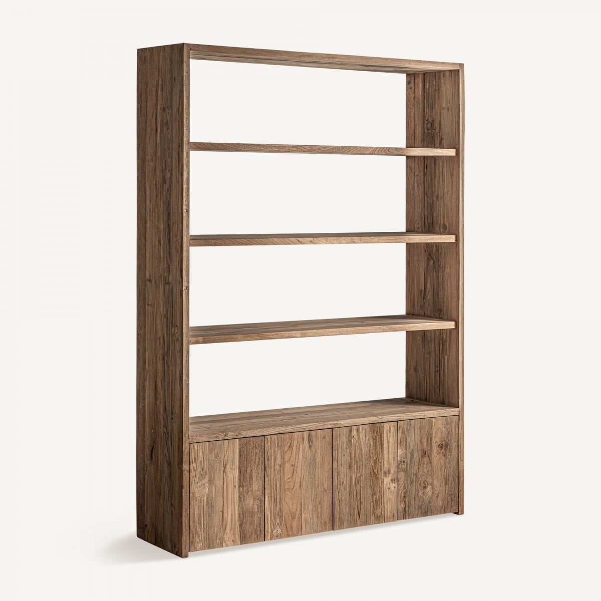 La estantería rústica de madera de teka (150x40x210 cm) Louhans cuenta con cuatro estantes abiertos y un compartimento de almacenamiento inferior, resaltando la artesanía de los muebles artesanales sobre un fondo liso.