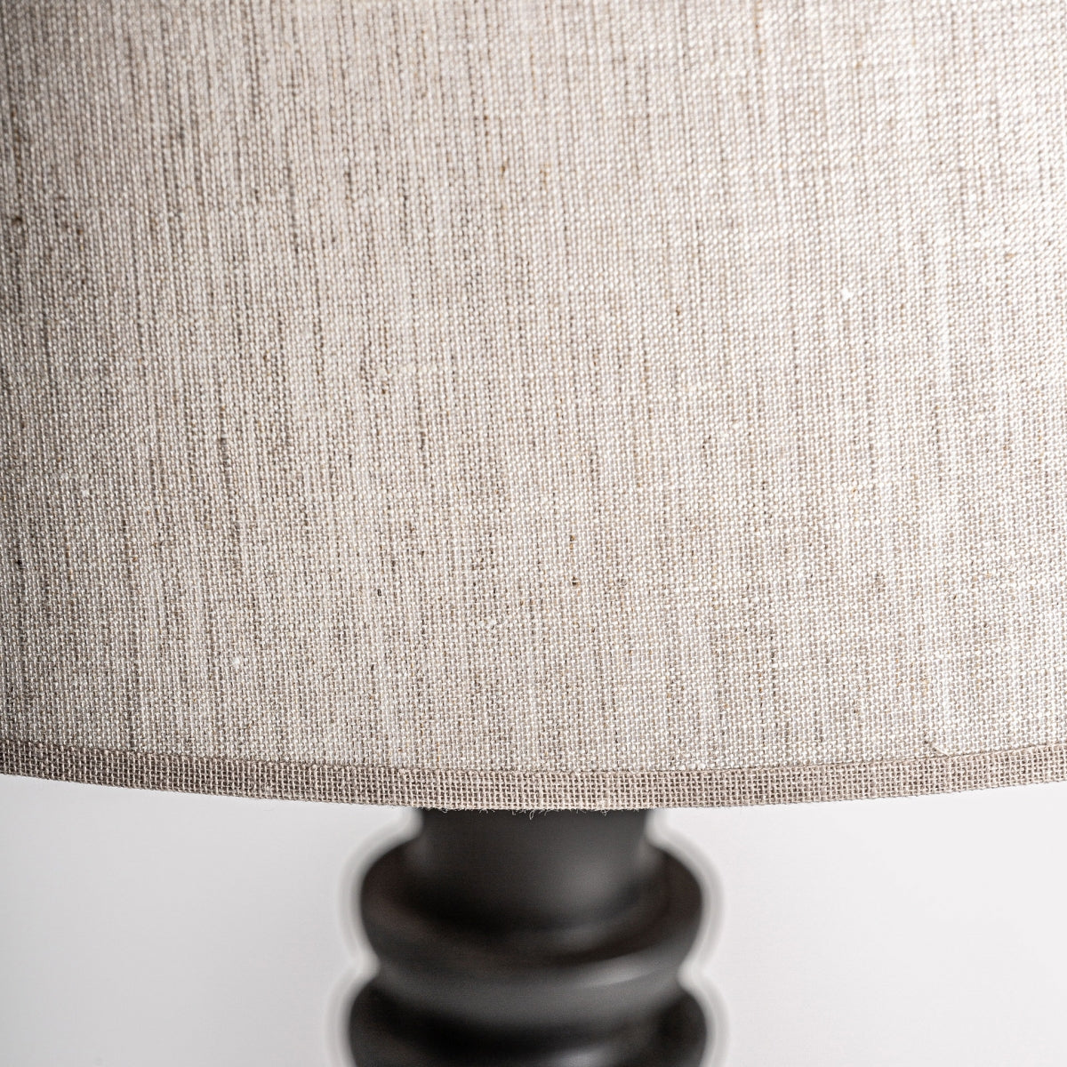 Primer plano de la pantalla de lino beige con textura sutil sobre la Lámpara de sobremesa en terracota y lino Mena, resaltando su elegancia atemporal.