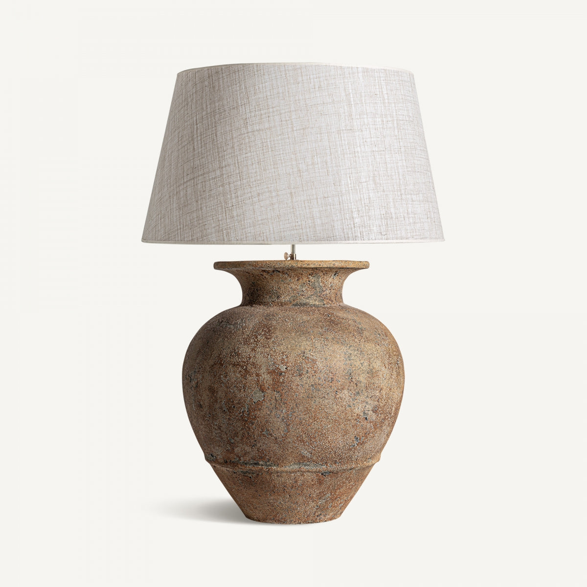 La Lámpara de sobremesa en cerámica vintage Vinci destaca por su base artesanal en cerámica marrón envejecida y pantalla blanca de tela, ideal para un toque rústico y elegante.