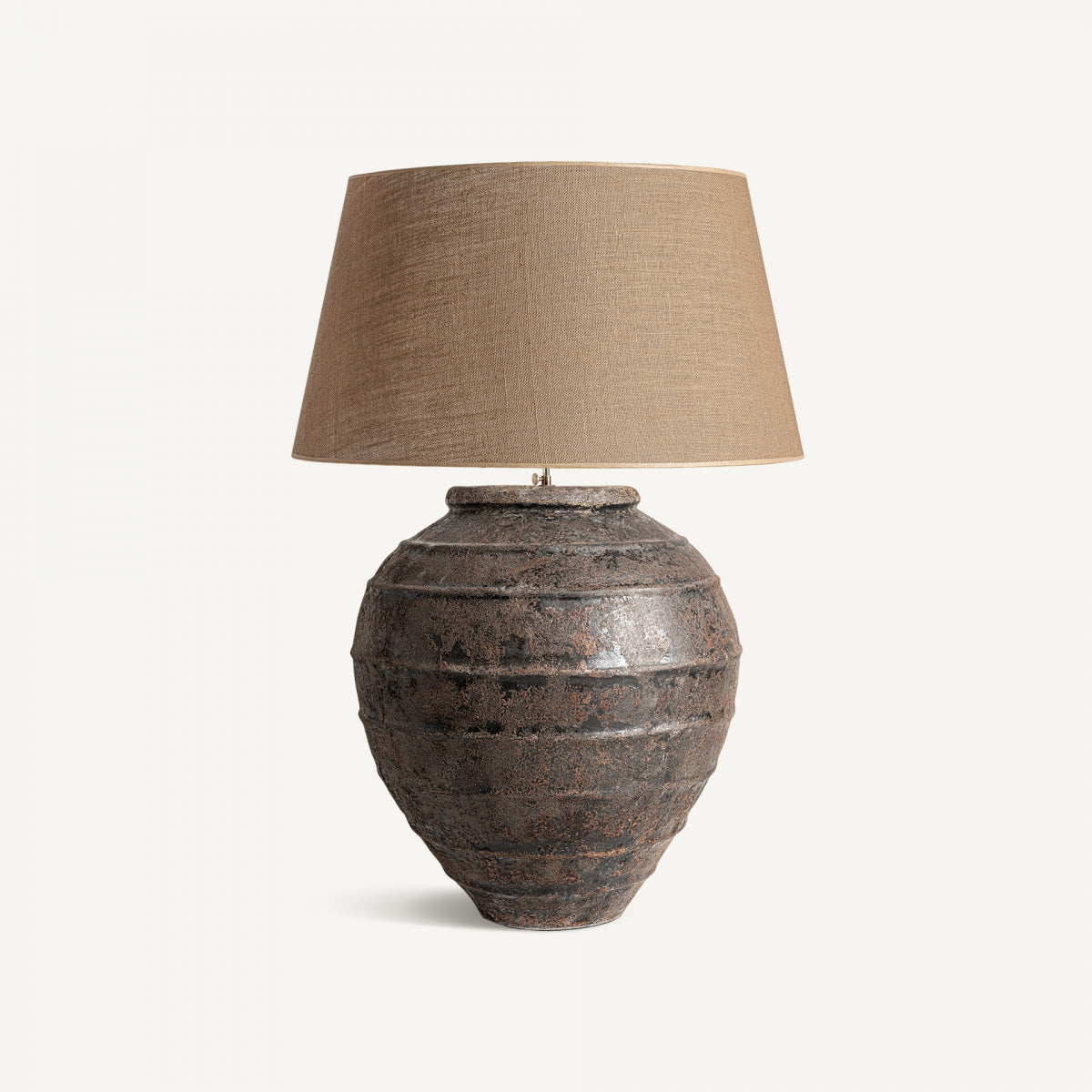 Lámpara de mesa en cerámica y yute Provenzal M, base texturizada marrón oscuro y pantalla ancha beige, ideal para un estilo vintage. Fondo blanco sencillo.