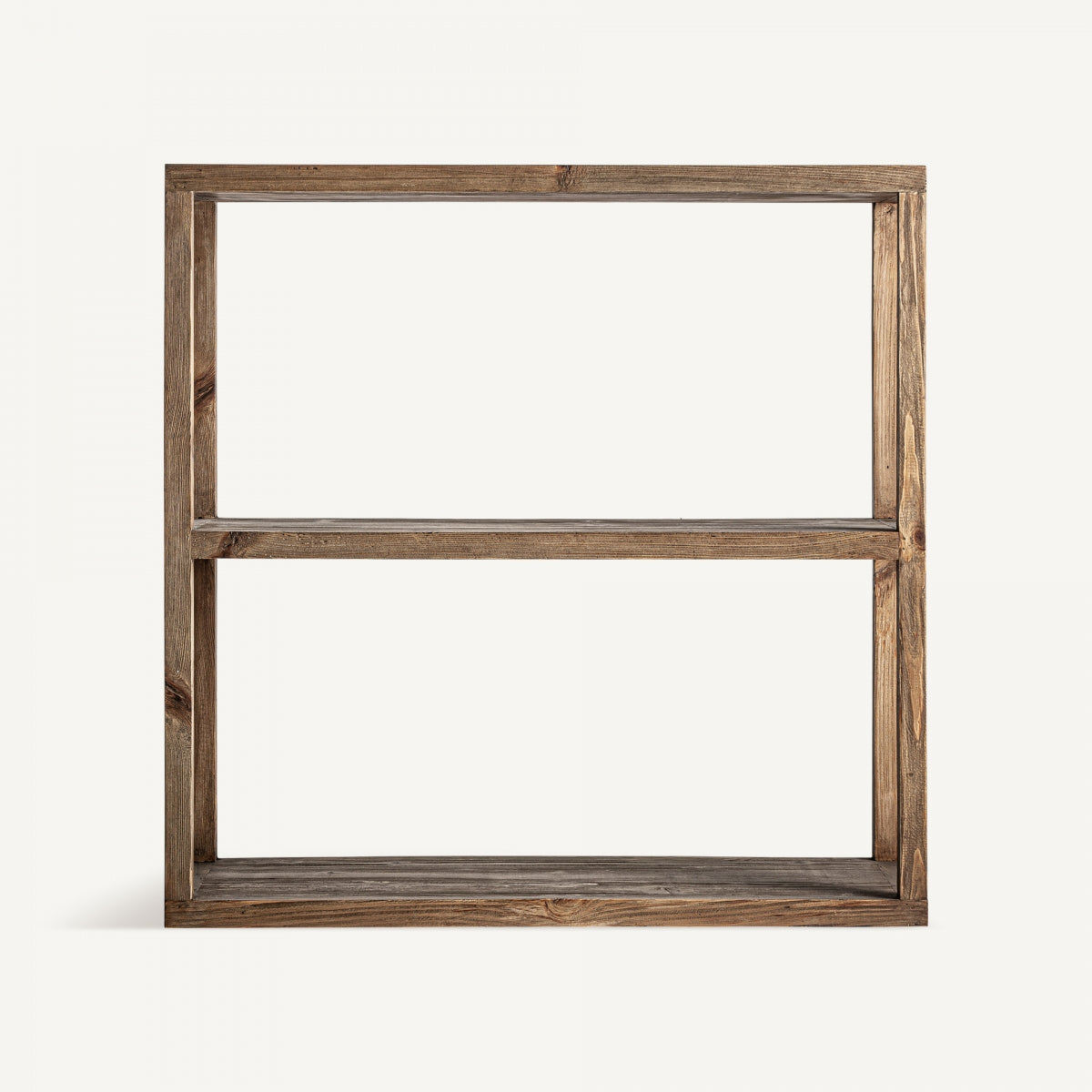 La Estantería de madera reciclada estilo colonial Stendal, con dos estantes y marco rectangular, está fabricada en pino reciclado y destaca sobre un fondo blanco y minimalista.