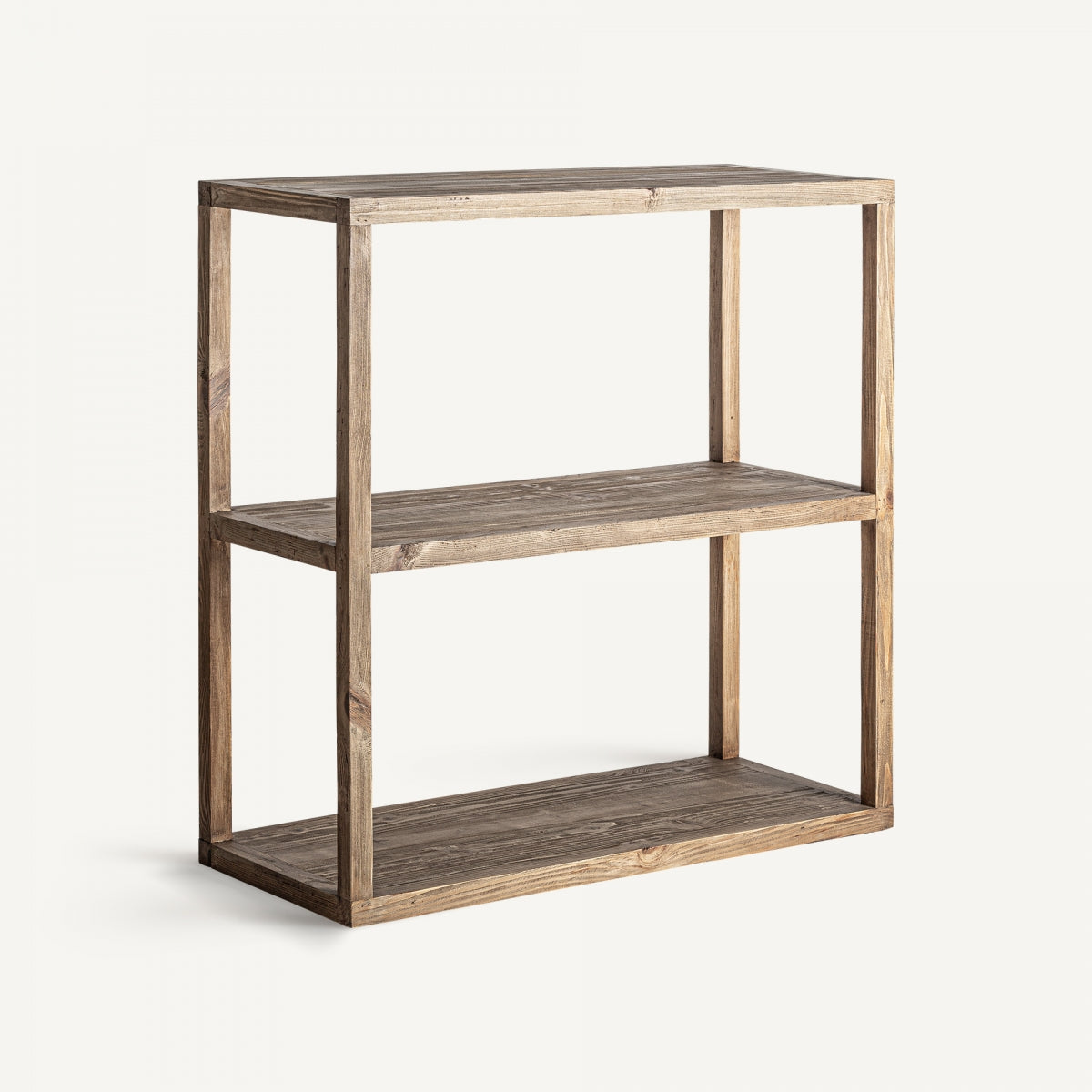 La Estantería de madera reciclada estilo colonial Stendal es una estantería de tres niveles hecha de madera de pino reciclado, con diseño abierto y sencillo en estilo colonial, presentación sobre fondo blanco.