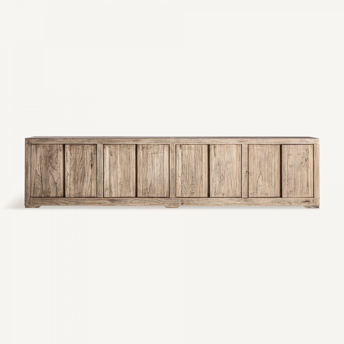 El Mueble TV en madera reciclada Cotswolds, con diseño rústico y múltiples puertas de gabinete, destaca sobre un fondo simple.