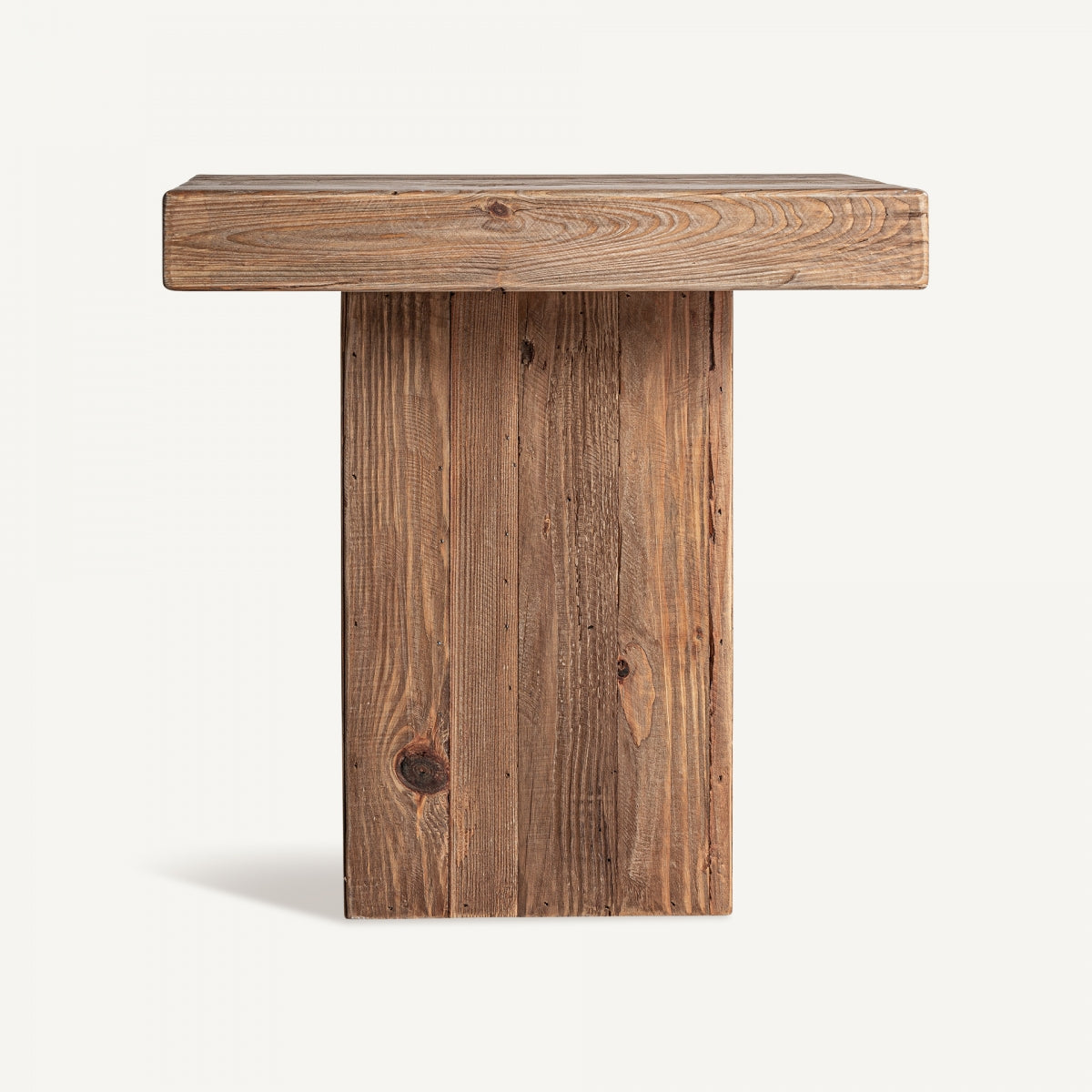 La mesa auxiliar de pino reciclado Breive presenta un diseño sencillo con una superficie rectangular plana y una base vertical robusta. Elaborada con madera de pino reciclado, su veta y textura naturales se realzan con un acabado envejecido, aportando un encanto atemporal a cualquier espacio.