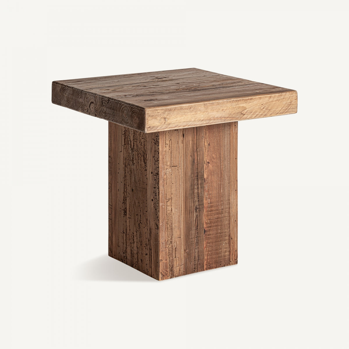 Mesa auxiliar en pino reciclado Breive con tapa gruesa y base robusta, elaborada de madera texturizada para un acabado envejecido.