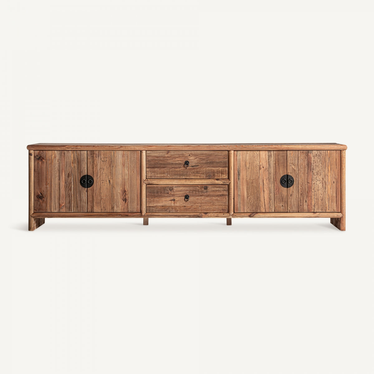 Presentamos el Mueble TV Breive, fabricado con madera de pino reciclada y acabado envejecido. Cuenta con dos gabinetes y cajones centrales con tiradores redondos de metal que le dan un toque clásico.