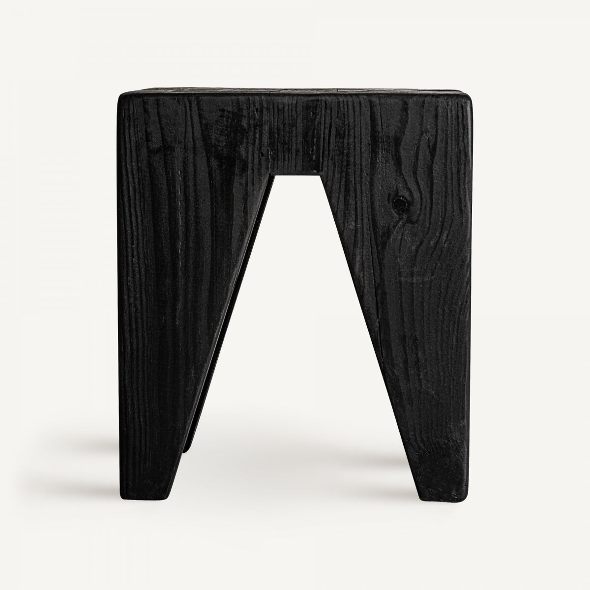 El Taburete bajo en madera reciclada negra Bruschal luce un diseño angular sobre un fondo blanco liso, combinando a la perfección estilo y funcionalidad.