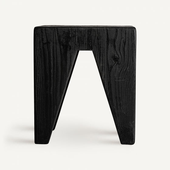 El Taburete bajo en madera reciclada negra Bruschal luce un diseño angular sobre un fondo blanco liso, combinando a la perfección estilo y funcionalidad.