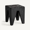 El Taburete bajo en madera reciclada negra Bruschal presenta un taburete de madera negra con un asiento cuadrado y patas geométricas sólidas, elaborado a partir de pino reciclado duradero para un diseño versátil.