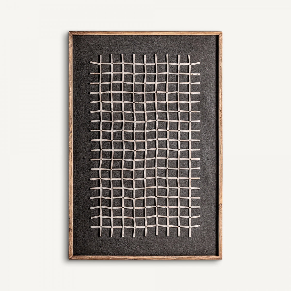 El Panel decorativo de madera reciclada tonos oscuros Siegen es rectangular, con marco de madera de pino reciclado y líneas blancas onduladas sobre fondo negro: una fusión de arte y sostenibilidad.