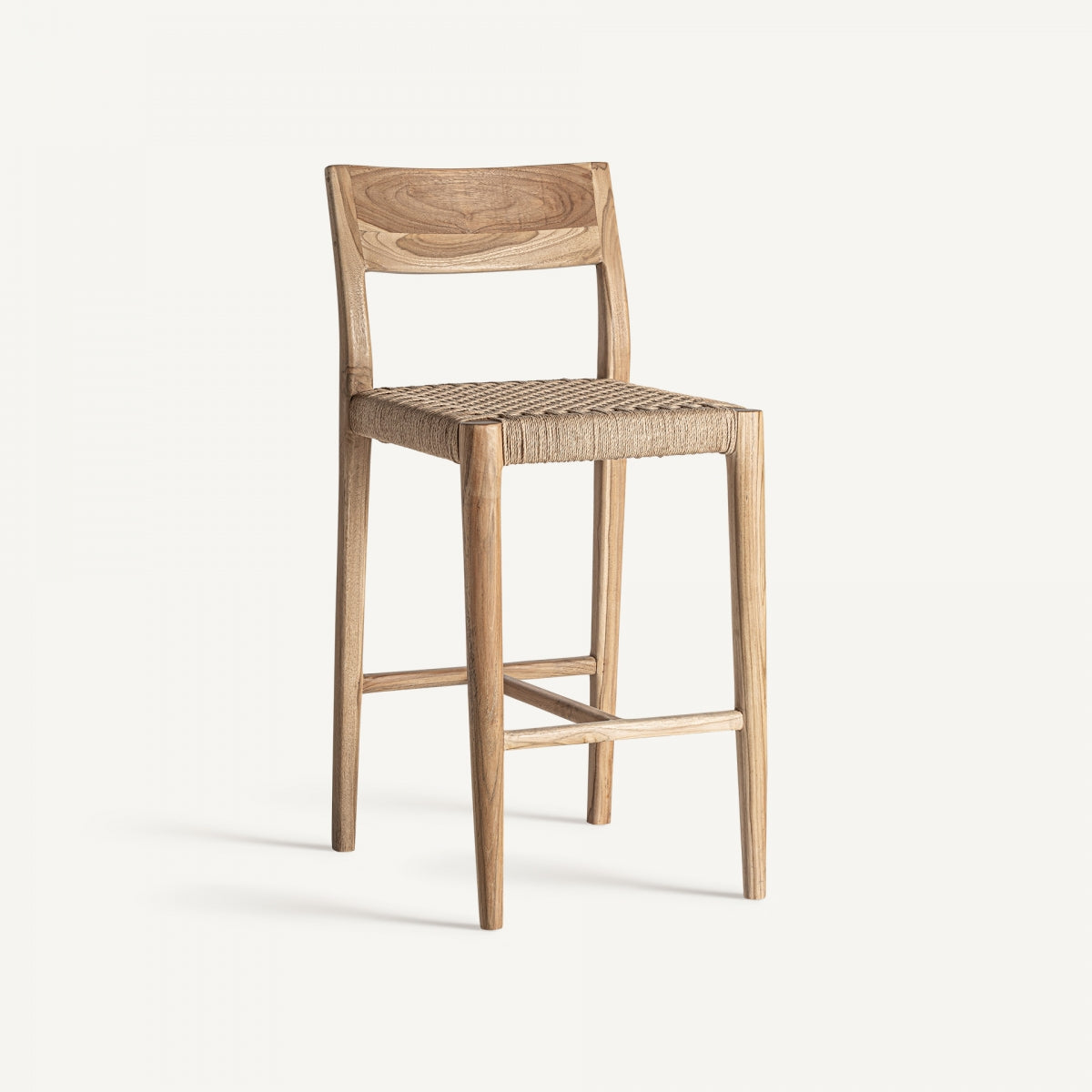 El taburete de madera de teka y fibra natural Karoa es un elegante taburete de bar con asiento tejido y respaldo minimalista, fabricado en madera de teca resistente. Presenta un acabado natural y cuatro patas unidas por soportes.