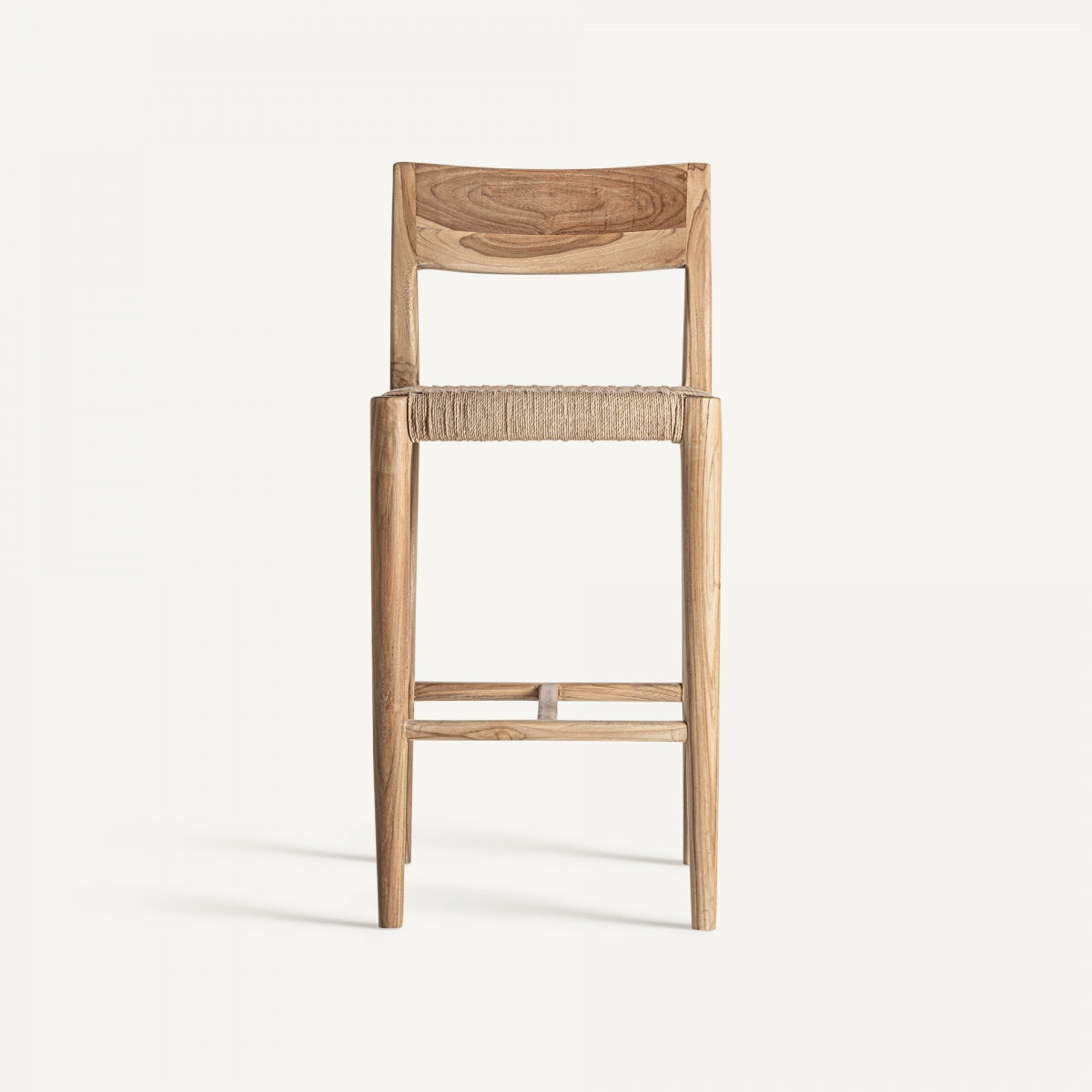 El "Taburete en madera de teka y fibra natural Karoa" es una silla de madera de vista frontal con un asiento tejido, sobre un fondo blanco liso.