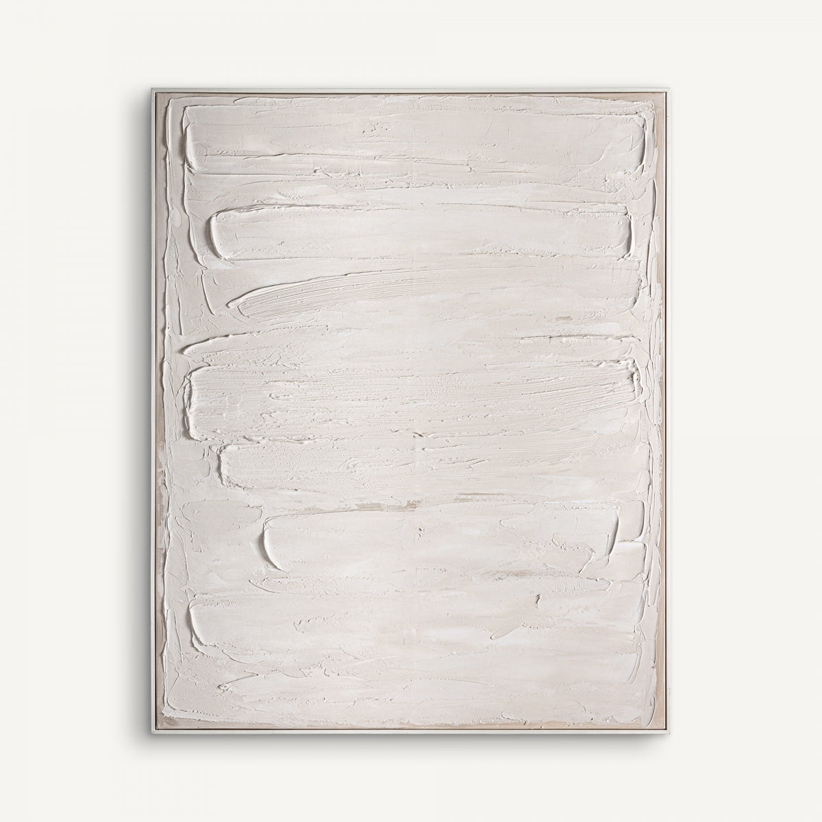 El Cuadro decorativo en lienzo en relieve (121x151 cm) Egil presenta pinceladas blancas horizontales y texturizadas, ideal para espacios modernos que buscan arte contemporáneo y elegante.