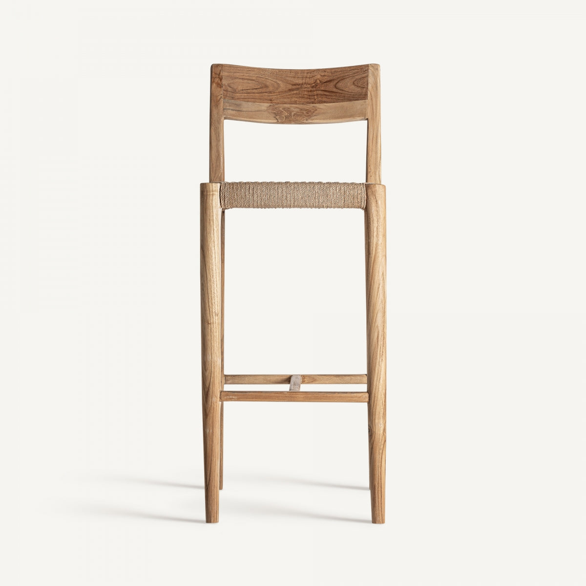 El Taburete alto en madera de teka y fibra natural Caen presenta un respaldo alto y un asiento tejido, ejemplificando su fabricación artesanal, y se muestra de frente sobre un fondo blanco simple.