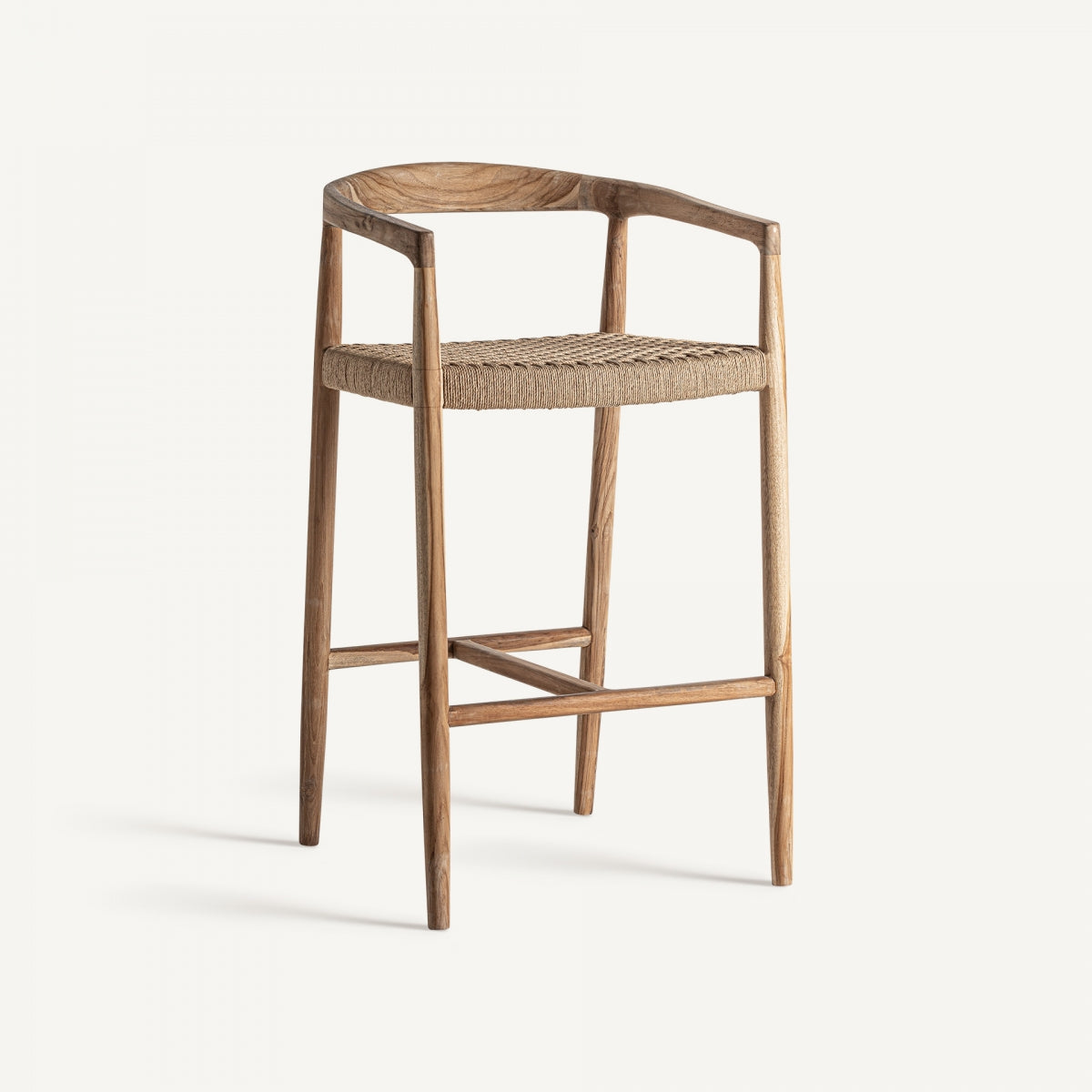 El Taburete en madera de teka y fibra Caen cuenta con un diseño colonial con un marco de madera resistente hecho de teca duradera y se complementa con un asiento tejido y un respaldo elegantemente curvado.