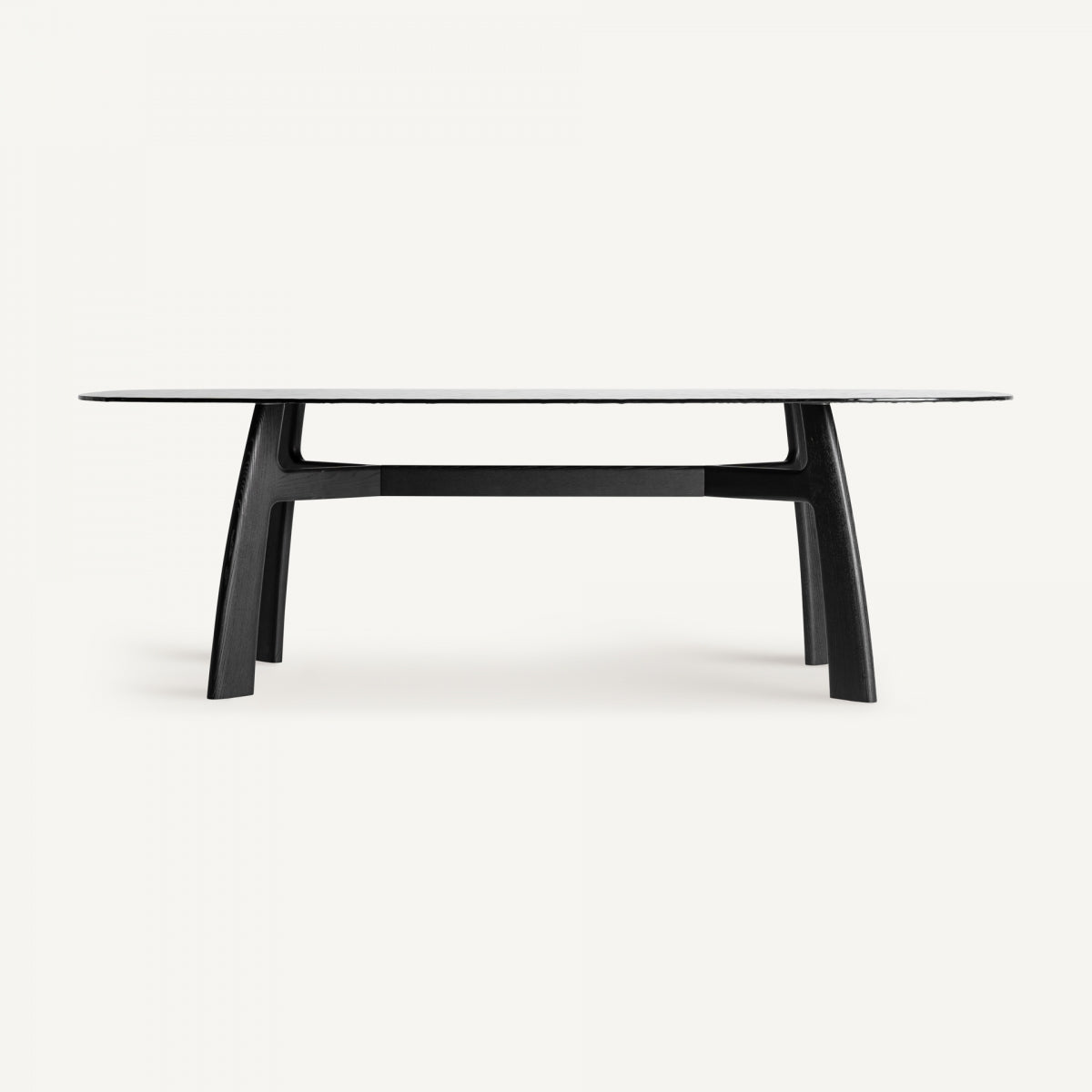 Elegante y moderna, la mesa de comedor Suchdol combina vidrio templado negro con madera de fresno en un diseño rectangular, con resistentes patas en ángulo para realzar cualquier espacio de comedor.