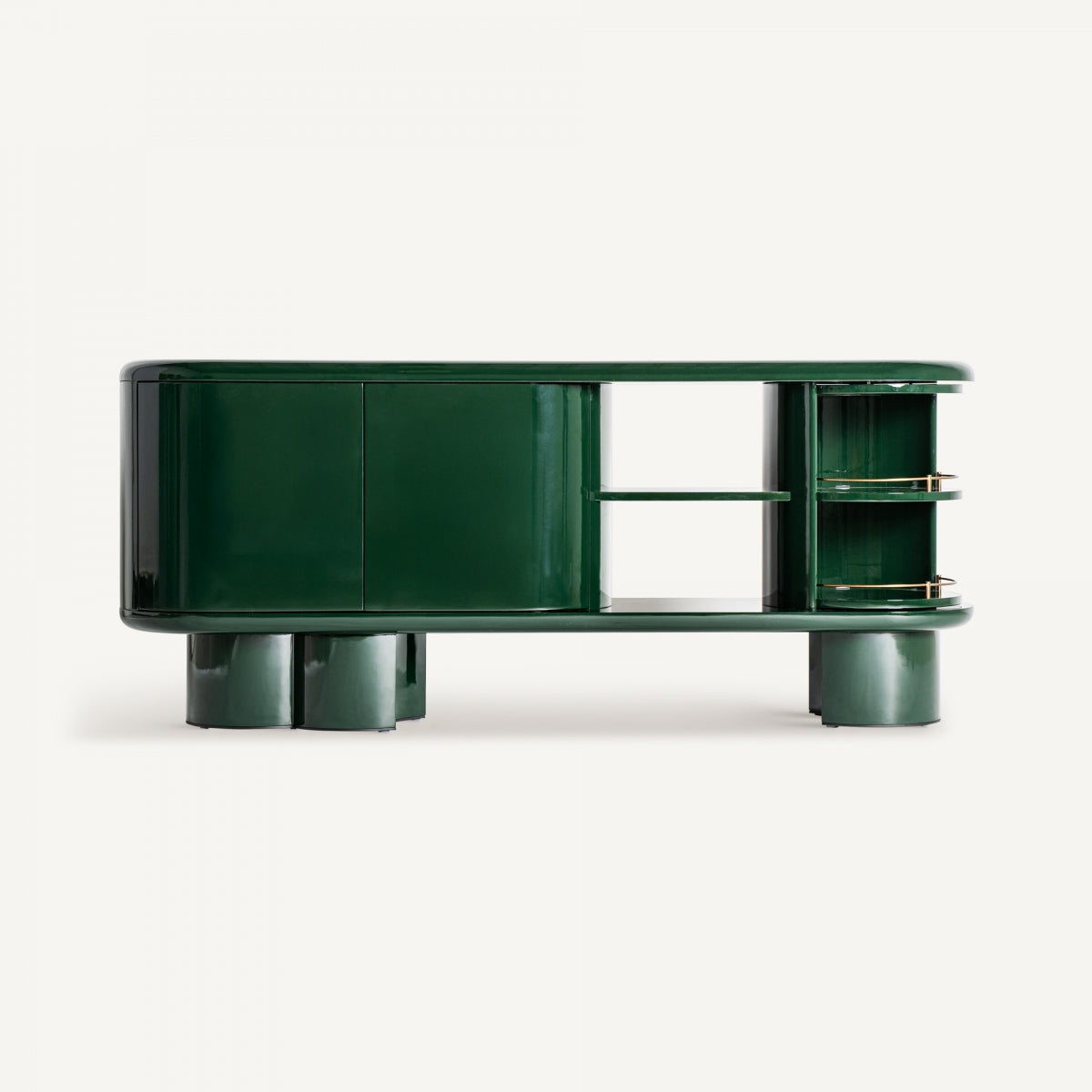 Aparador en DM verde y acero inoxidable Gory (180x45 cm): aparador de diseño Art Deco, moderno, con acabado brillante, bordes redondeados, dos gabinetes, estantes abiertos y patas cilíndricas. Perfecto para quienes buscan muebles exclusivos. Fondo blanco.
